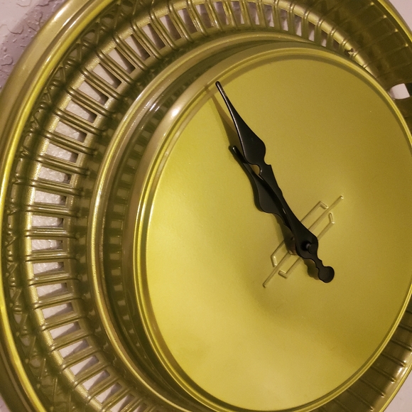 Vintage Oldsmobile Hubcap clock - Picture 3 of 4
